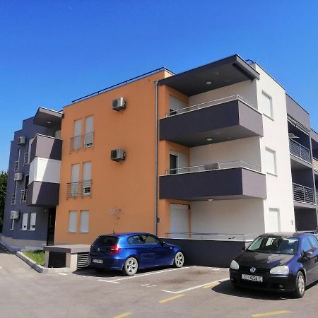 Luxury Apartment Queen Solin Exterior photo