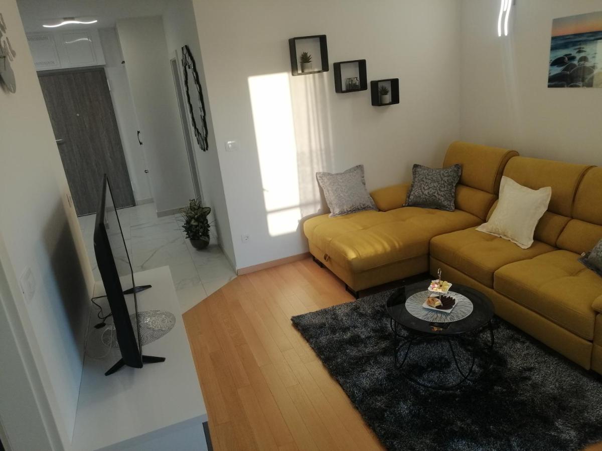 Luxury Apartment Queen Solin Exterior photo