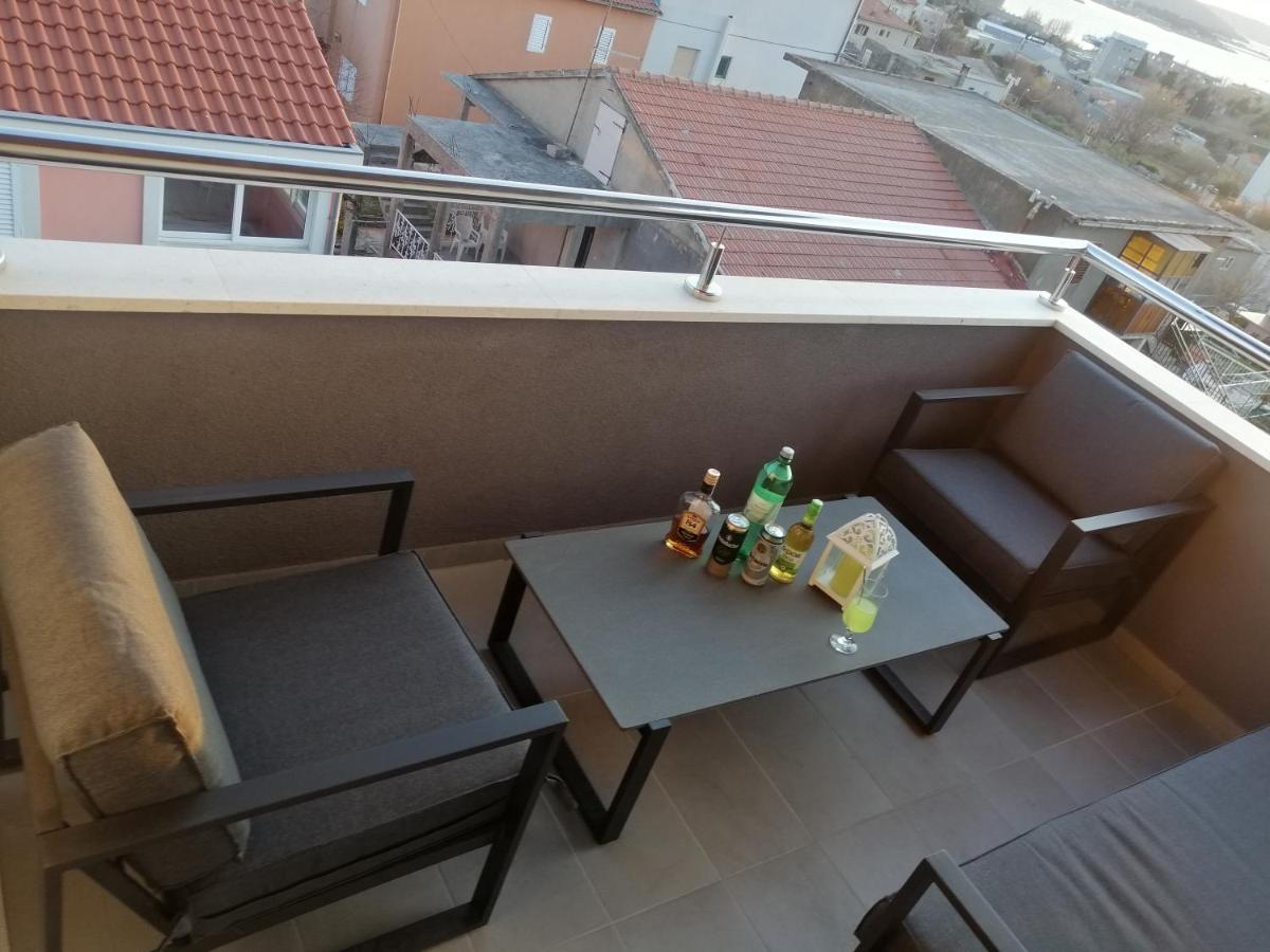 Luxury Apartment Queen Solin Exterior photo
