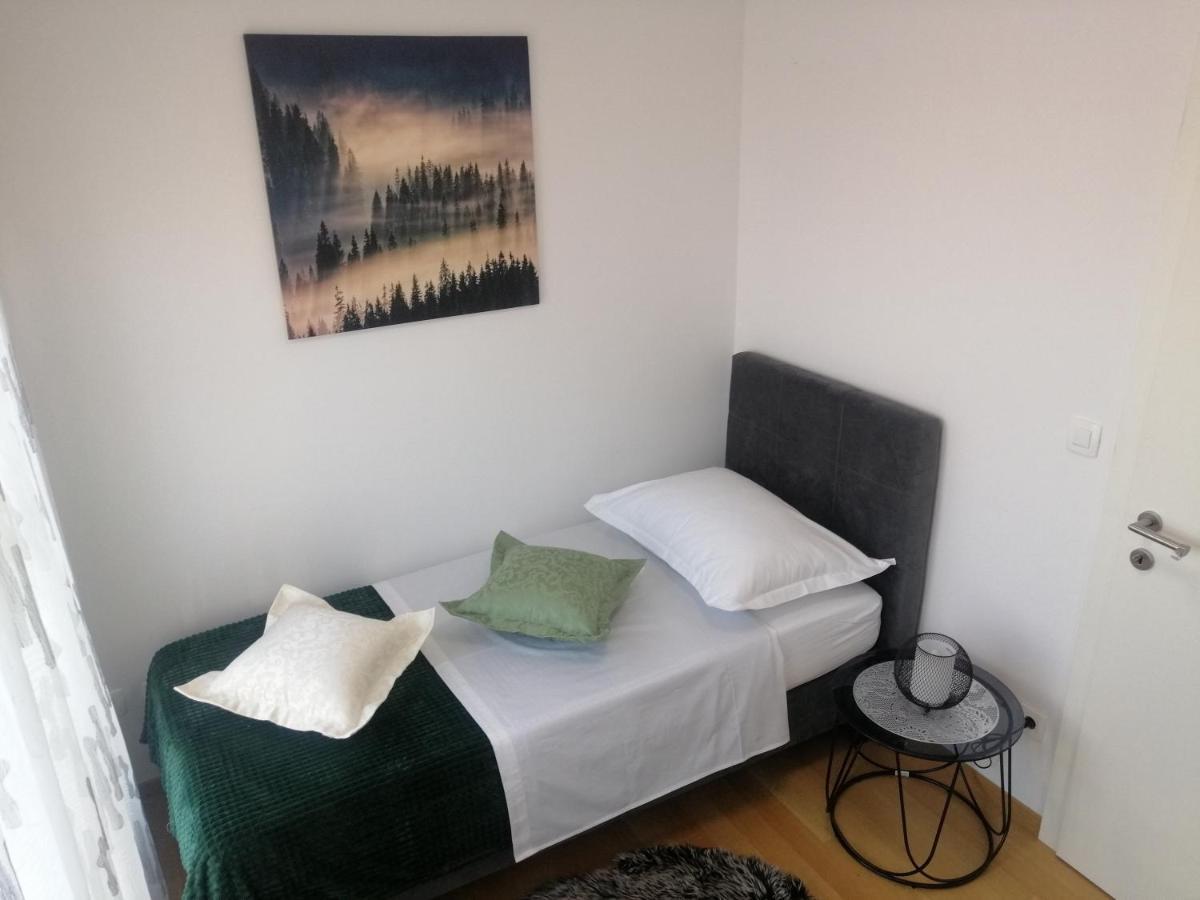 Luxury Apartment Queen Solin Exterior photo
