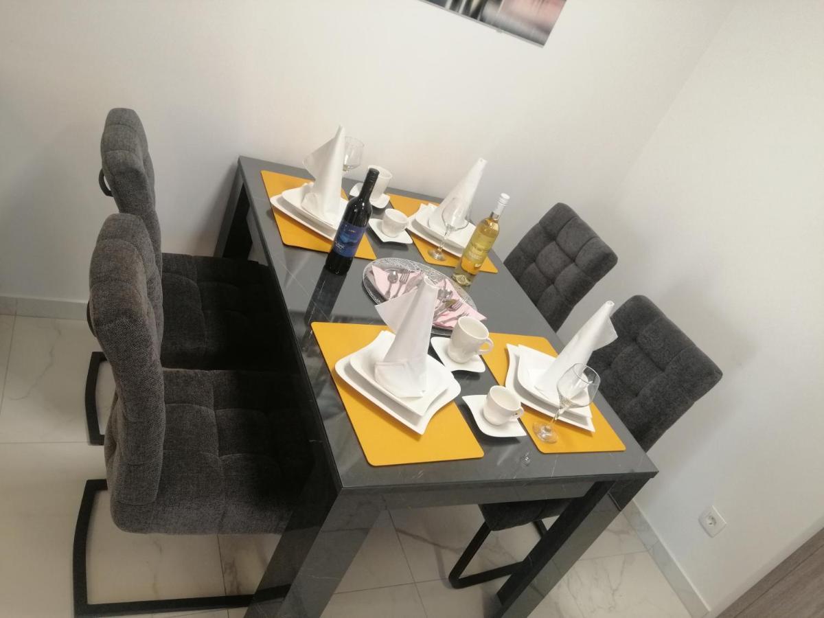 Luxury Apartment Queen Solin Exterior photo