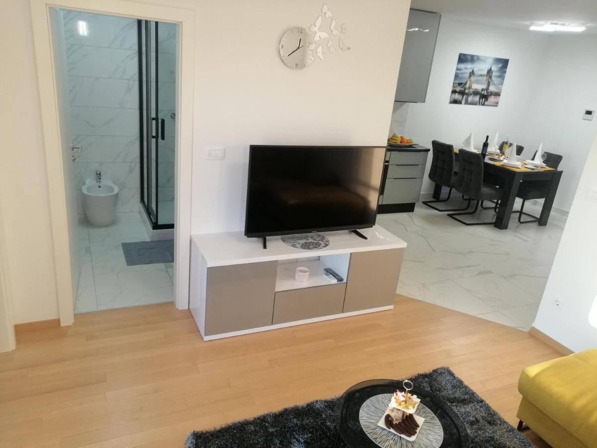 Luxury Apartment Queen Solin Exterior photo