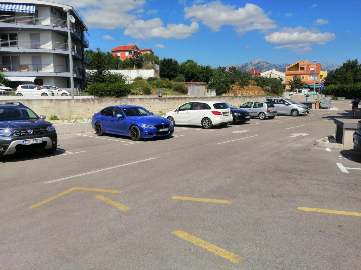 Luxury Apartment Queen Solin Exterior photo